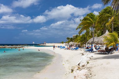 Curacao-23 Eylül 2018: turistler tropikal BEAC zevk