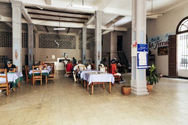 Havana, Küba-Ekim, 2018: Insanlar bir traditio öğle yemeği zevk