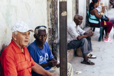 Havana, Küba-Ekim, 2018: Havana insanlar aftern oturan