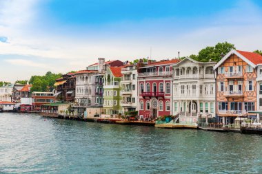 Istanbul Boğaz Nehri boyunca upmarket sahil evleri,