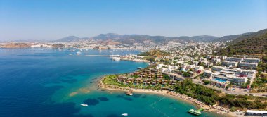 Tatil ve beachfron ile güneşli Bodrum panoramik havadan görünümü