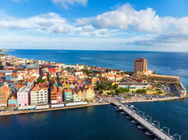 Onun renkli Hollandalı tarzı buildi ile Willemstad havadan görünümü