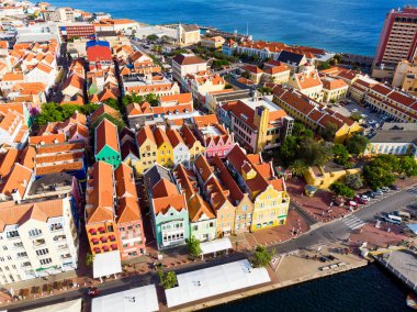 Onun renkli Hollandalı tarzı buildi ile Willemstad havadan görünümü