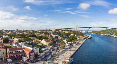 Onun renkli Hollandalı tarzı buildi ile Willemstad havadan görünümü