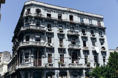 Havana 'nın merkezinde harap edilmiş eski bina,