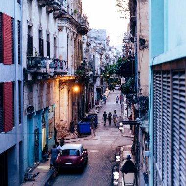 Eski Havana 'nın dar Sokağı gün batımında