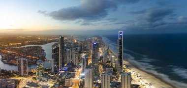 Gold Coast 'ta Surfers Paradise 'ın panoramik günbatımı manzarası,