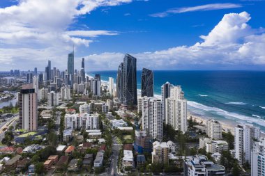Gold Coast seyir üzerinde Surfers Paradise ve Broadbeach görünümü