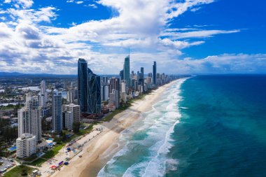 Gold Coast seyir üzerinde Surfers Paradise ve Broadbeach görünümü