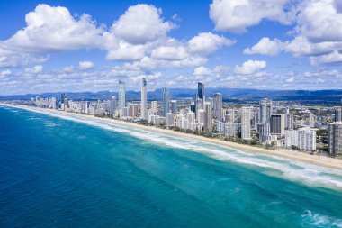 Queensland sahilinde Altın Sahil şehri 'nin güneşli manzarası