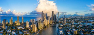 Queensland 's City of Gold Coast üzerinde Surfers Paradise Panoraması