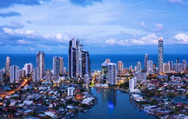 Queensland 's Gold Coast üzerinde akşam karanlığı sörfçü cennet