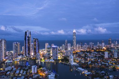 Queensland 's Gold Coast üzerinde akşam karanlığı sörfçü cennet