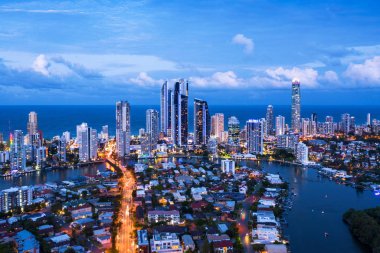 Queensland 's Gold Coast üzerinde akşam karanlığı sörfçü cennet