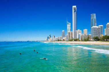 Surfers Paradise altın sahili 'nde dalgalar yakalamak sörfçü