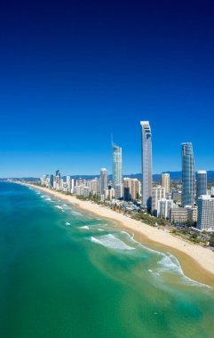 Gold Coast üzerinde Surfers Paradise güneşli görünümü TH bakıyor