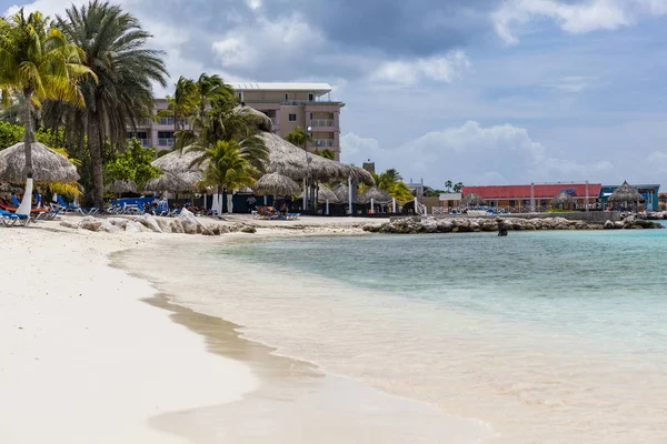 Curacao-23 września 2018: turyści korzystający z tropikalnych BEAC — Zdjęcie stockowe