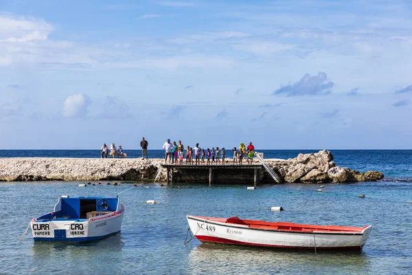 CURACAO- 23 de septiembre de 2018: Niños que asisten a clases de natación — Foto de Stock