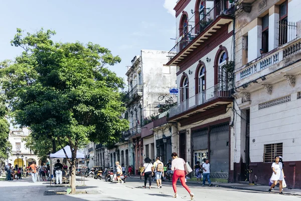 哈瓦那,古巴- 2018年10月:克里斯托广场是一个充满活力的广场 — 图库照片