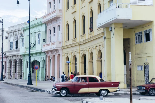 HAVANA, CUBA - October, 2018: Havana 's iconic vintage cars and ar — стоковое фото