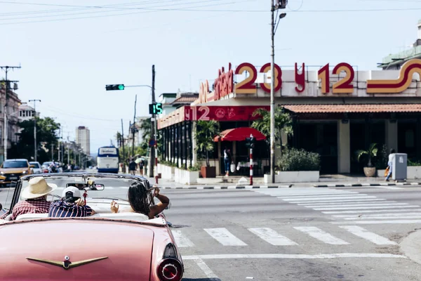 하바나, 쿠바 - 2018년 10월: 하바나의 상징적인 빈티지 자동차와 — 스톡 사진