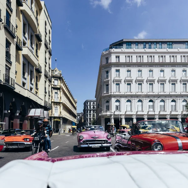 하바나, 쿠바 - 2018년 10월: 하바나의 상징적인 빈티지 자동차와 — 스톡 사진