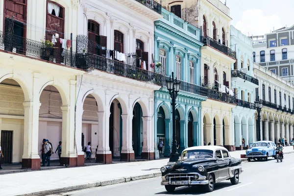 哈瓦那,古巴- 2018年10月:哈瓦那标志性的老式汽车和ar — 图库照片