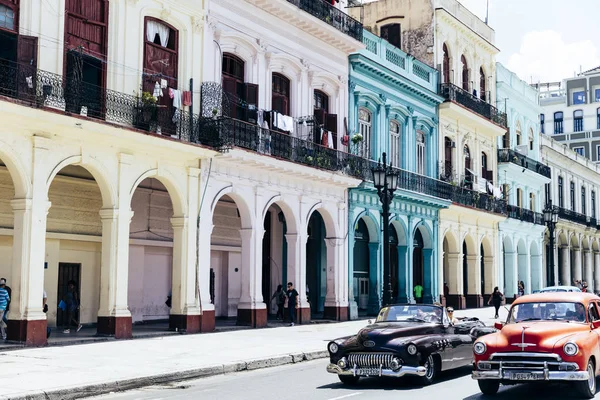 HAVANA, CUBA - October, 2018: Havana 's iconic vintage cars and ar — стоковое фото