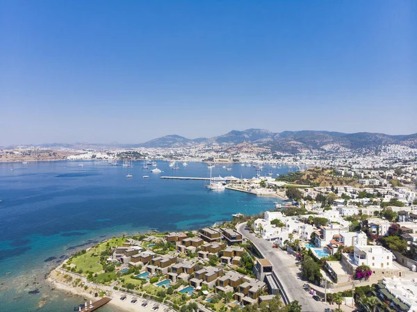 Vista aérea de la soleada Bodrum con resorts y villas frente al mar — Foto de Stock