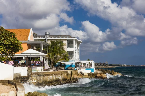 Hoteles en primera línea de playa y restaurantes en Willemstad — Foto de Stock