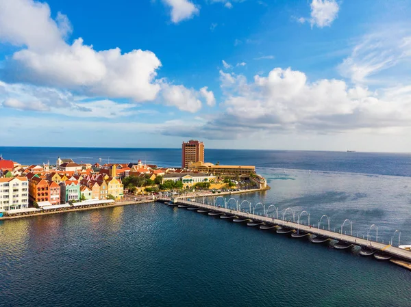 Luftaufnahme von Willemstad mit seinem farbenfrohen holländischen Bauwerk — Stockfoto