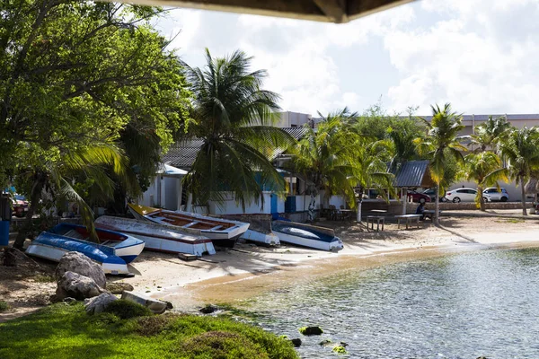 Kleiner fischerhafen mit booten und palmen in willemstad, — Stockfoto