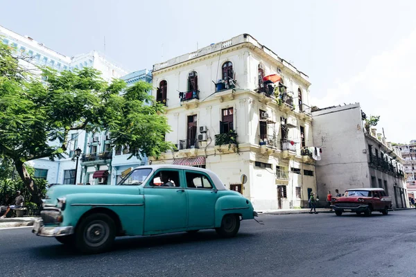 Винтажные американские автомобили едут по улице в центре Гаваны — стоковое фото