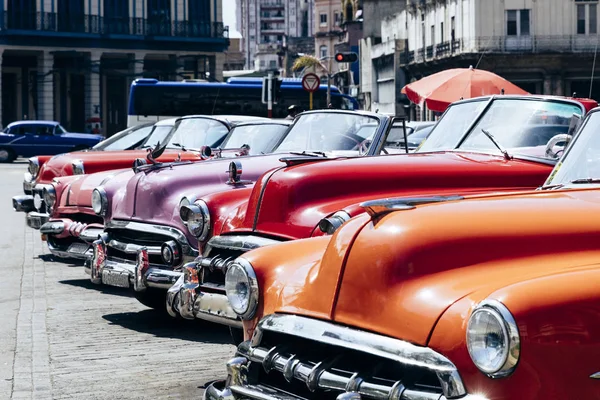 Carros americanos vintage estacionados na rua perto do Central Park em — Fotografia de Stock