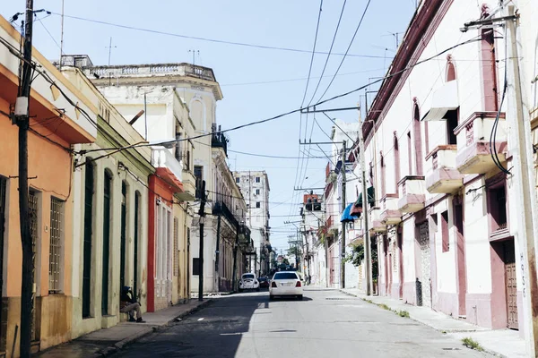 Calle vacía bajo el sol de verano en La Habana — Foto de Stock