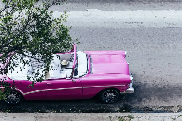 빈티지 핑크 자동차는 시내 아바나에서 거리에 주차 — 스톡 사진