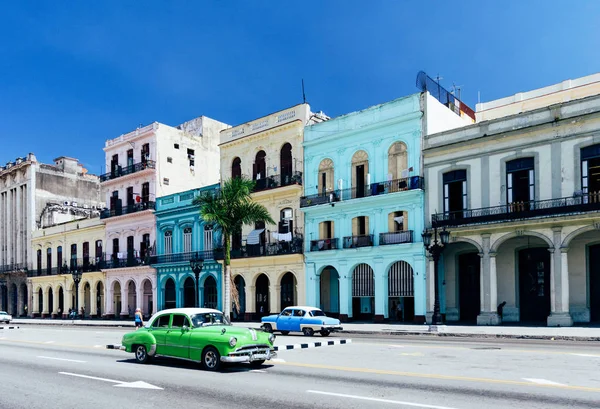 Винтажные американские автомобили, припаркованные на улице в центре Гаваны — стоковое фото