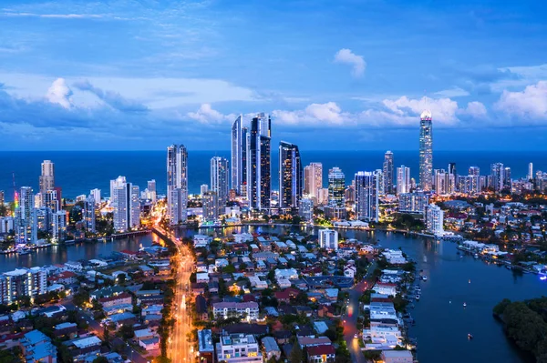 Surfers Paradise al atardecer en la Costa Dorada de Queensland — Foto de Stock