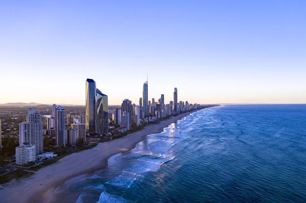 Pôr do sol sobre a cidade de Gold Coast olhando para o sul — Fotografia de Stock
