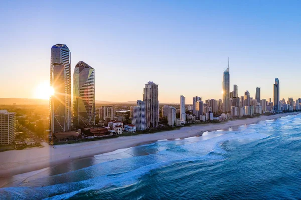 Gold Coast şehir üzerinde günbatımı güney bakıyor — Stok fotoğraf