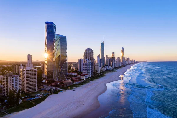 Matahari terbenam di atas kota Gold Coast melihat dari selatan — Stok Foto