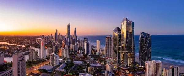 Vista panorâmica do pôr-do-sol do Surfers Paradise no look Gold Coast — Fotografia de Stock