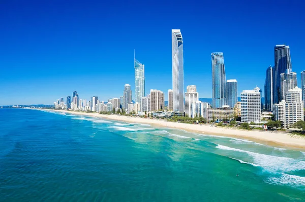 Napos kilátás a Surfers Paradise a Gold Coast látszó-ból th — Stock Fotó