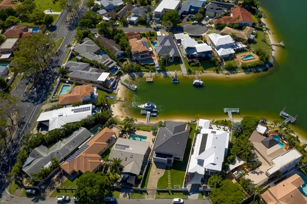 Waterfront otthonok a napsütötte Gold Coast külvárosában Broadbeach WA — Stock Fotó