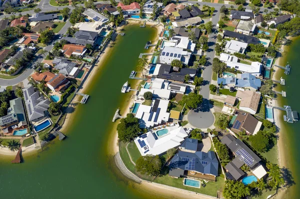 Maisons au bord de l'eau sur la banlieue ensoleillée Gold Coast de Broadbeach Wa — Photo