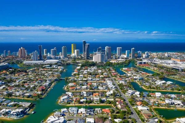 Sunny view of Broadbeach and the suburb of Broadbeach Waters on — Stock Photo, Image