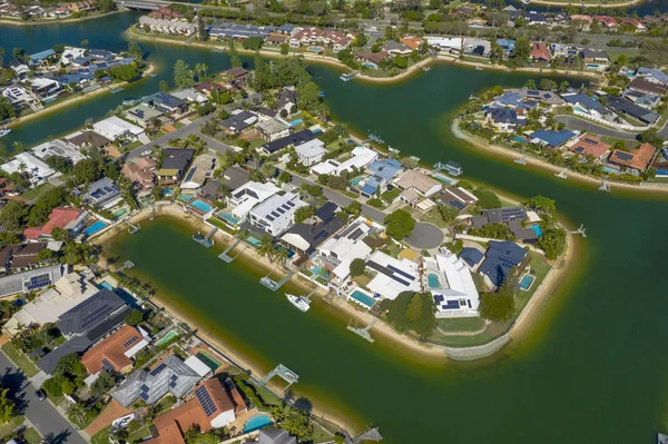 Häuser am Wasser an der sonnigen Goldküste Vorort Broadbeach wa — Stockfoto