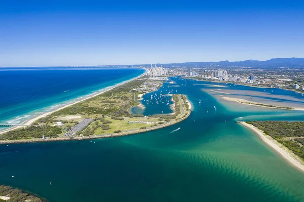 Sunny widok łodzi wokół Spit i Gold Coast Seaway — Zdjęcie stockowe