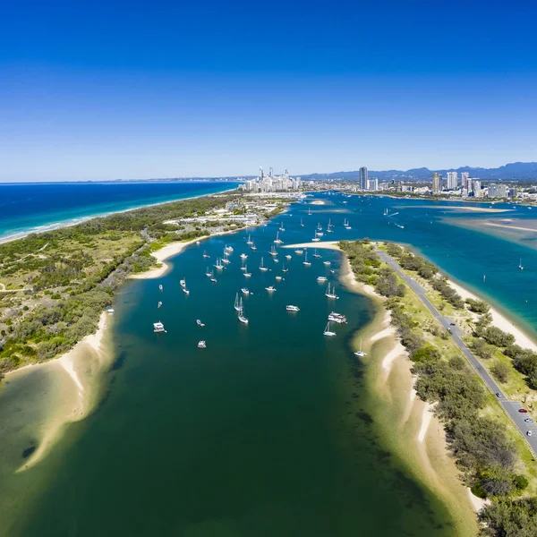 Vista soleada de los barcos alrededor de la saliva y la costa dorada — Foto de Stock