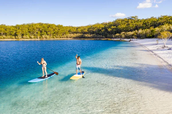 Pareja Pie Paddle Boarding Lago Mckenzie Fraser Island Queensland Australia —  Fotos de Stock